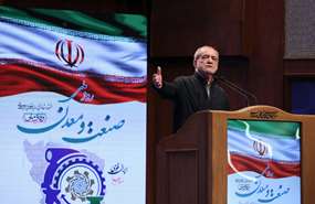 دستاوردهای کشور در شرایط دشوار، حاصل همدلی مردم و ایستادگی صنعتگران است/ دانشگاه، صنعت و دولت باید در مسیر حل مسائل کشور هم‌افزا شوند/ دولت خود را متعهد به رفع موانع تولید و حمایت از صنعتگران می‌داند